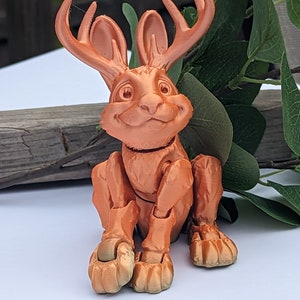 Escultura articulada de Jackalope impresa en 3D: decoración de criatura mítica: decoración única para el hogar y juguete antiestrés con un realismo dinámico.