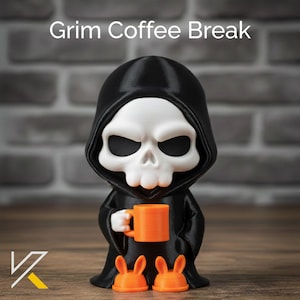 Peut inclure: Figurine de la Faucheuse avec un visage de crâne blanc, une capuche et une robe noires, tenant une tasse orange. La figurine est sur une surface en bois, avec le texte "Grim Coffee Break" au-dessus. Des chaussons en forme de lapin orange sont aux pieds.