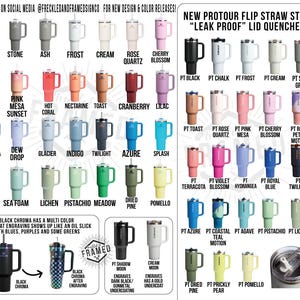 Pu&ograve; includere: Una variet&agrave; di bicchieri isolati con coperchi a cannuccia ribaltabili in vari colori, tra cui nero, rosa, blu e verde. L'immagine mostra anche il testo "NEW PROTOUR FLIP STRAW STYLE 'LEAK PROOF' LID QUENCHER!"