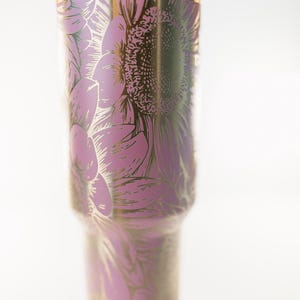 Pu&ograve; includere: Un bicchiere in acciaio inossidabile con un design floreale rosa. Il bicchiere &egrave; dotato di coperchio e cannuccia. Il motivo floreale comprende grandi girasoli rosa con accenti dorati. Il bicchiere &egrave; progettato per mantenere le bevande fredde o calde.