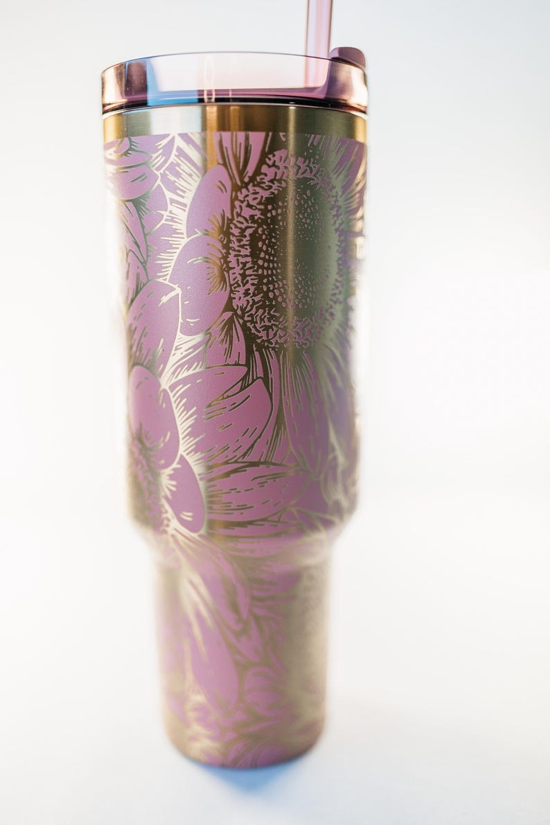 Pu&ograve; includere: Un bicchiere in acciaio inossidabile con un design floreale rosa. Il bicchiere &egrave; dotato di coperchio e cannuccia. Il motivo floreale comprende grandi girasoli rosa con accenti dorati. Il bicchiere &egrave; progettato per mantenere le bevande fredde o calde.