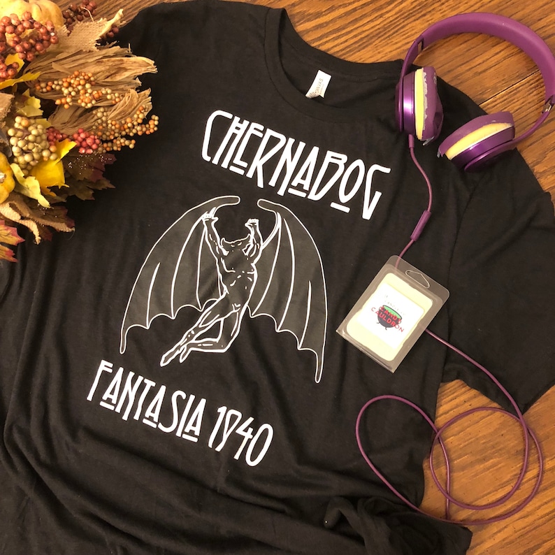Puede incluir: Camiseta negra con un gr&aacute;fico blanco de un demonio alado con el texto "Chernabog Fantasia 1940".