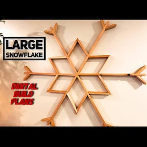 Puede incluir: Decoración mural de gran copo de nieve de madera clara. El copo de nieve tiene un diseño geométrico. El texto de la imagen dice «COPO DE NIEVE GRANDE» y «PLANOS DE CONSTRUCCIÓN DIGITALES».