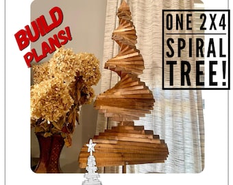 Puede incluir: Una escultura de árbol de madera en espiral hecha de una sola pieza de madera de 2x4. El árbol es marrón y tiene una estrella en la parte superior. El texto "ONE 2X4 SPIRAL TREE!" está en texto negro sobre fondo blanco. El texto "BUILD PLANS!" está en texto rojo sobre fondo blanco.