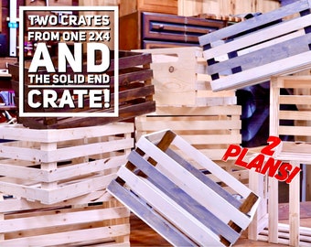 Può includere: Casse di legno in varie fasi di completamento, alcune macchiate di marrone, altre verniciate di bianco o grigio. L'immagine include il testo "TWO CRATES FROM ONE 2X4 AND THE SOLID END CRATE!" e "2 PLANS!"