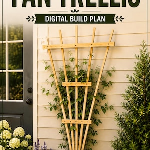 Puede incluir: Un enrejado de madera clara en forma de abanico con un diseño de listones verticales, que presenta el texto FAN TRELLIS DIGITAL BUILD PLAN en la parte superior. La estructura consta de cinco listones de madera radiantes fijados por dos travesaños.
