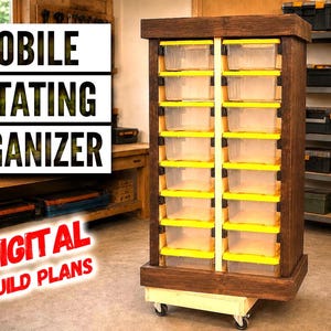 Op de afbeelding: Een mobiele roterende organizer met doorzichtige plastic bakken en gele accenten. Het houten frame staat op wielen. Tekst op de afbeelding luidt "MOBILE ROTATING ORGANIZER" en "DIGITAL BUILD PLANS".