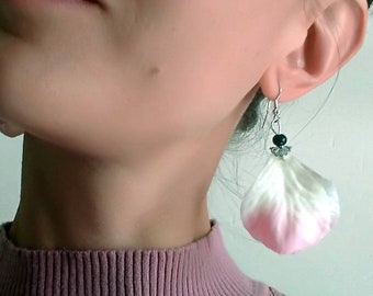 手作りの布製バラの花びらのイヤリング、ブラックビーズ、おとぎ話のジュエリー
