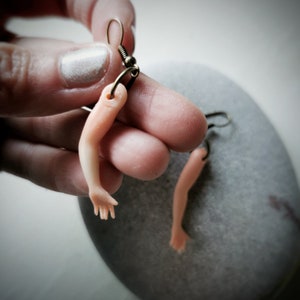 Pendientes de brazos de muñeca, pendientes de muñeca reciclada, pendientes divertidos, joyas de Halloween