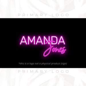Peut inclure: Un panneau lumineux rose néon avec le nom "AMANDA Jones" sur fond noir. Le texte "PRIMARY LOGO" apparaît au-dessus et en dessous du panneau.