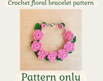 Puede incluir: Un patrón de pulsera floral de ganchillo. La pulsera presenta flores rosas de ganchillo con hojas verdes. El texto "Crochet floral bracelet pattern" y "Pattern only" se muestra en verde.