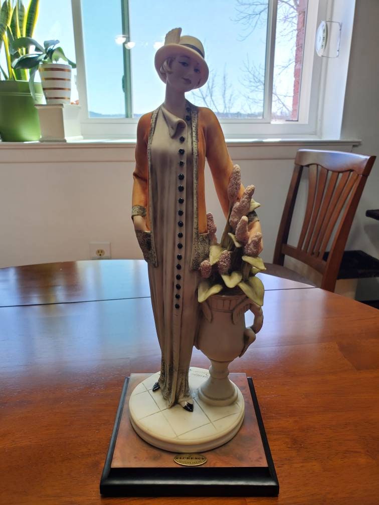 Giuseppe Armani Figurine ( Lady With The Vase )