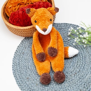 Modello adorabile di volpe all'uncinetto, coccola di volpe, cucitura bassa, giocattolo consolatore, coperta di sicurezza per bambini immagine 4