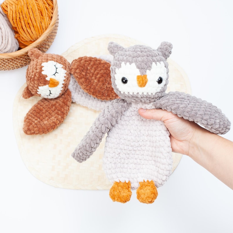 Pu&ograve; includere: Due peluche di gufo all'uncinetto. Uno &egrave; marrone con gli occhi chiusi e l'altro &egrave; grigio con occhi bianchi e un becco arancione. Entrambi hanno i piedi arancioni.