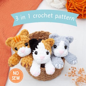 Puede incluir: Tres pequeños juguetes de peluche con forma de gato hechos de hilo suave, incluyendo un gato atigrado naranja, uno calicó blanco y negro, y uno gris y blanco, sentados en una cesta marrón tejida. La imagen incluye el texto 3 in 1 crochet pattern y NO SEW.