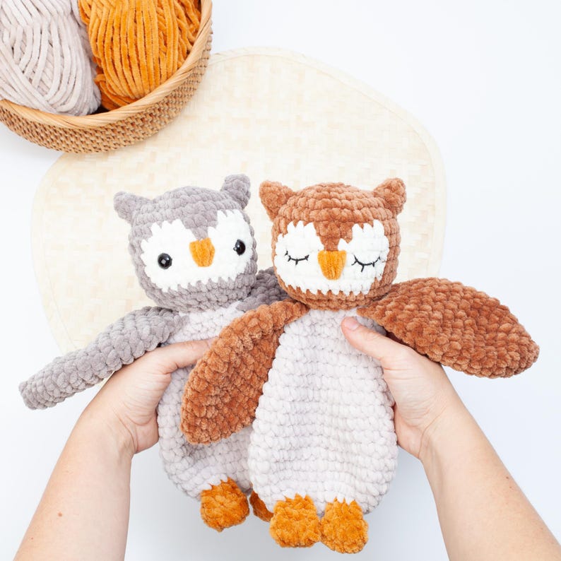 Pu&ograve; includere: Due peluche di gufo all'uncinetto. Un gufo &egrave; marrone e l'altro &egrave; grigio. Entrambi i gufi hanno gli occhi chiusi e un piccolo becco arancione.