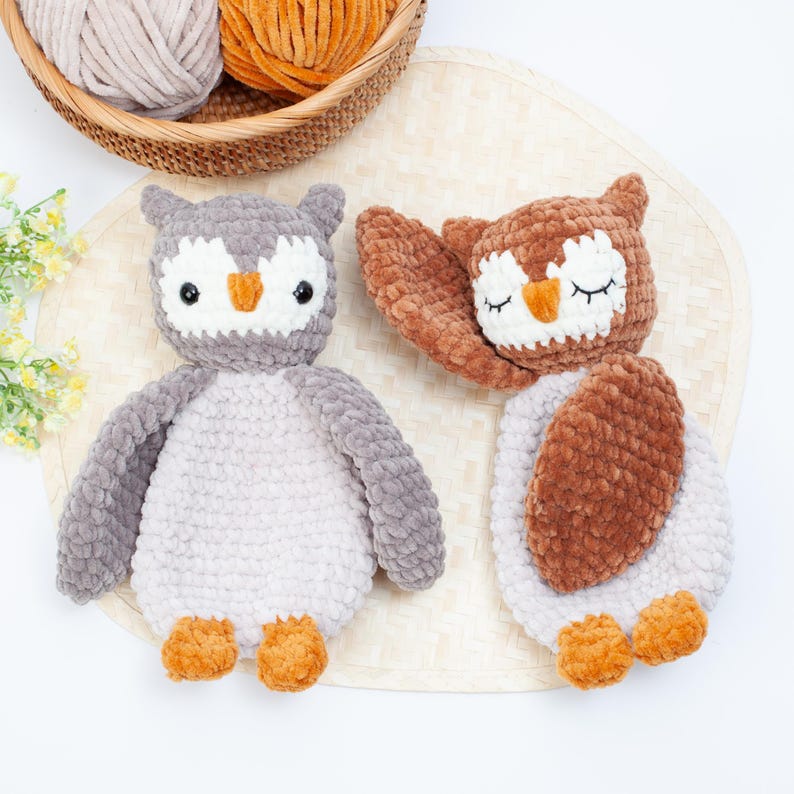 Pu&ograve; includere: Due peluche di gufo all'uncinetto. Un gufo &egrave; grigio con occhi marroni e un becco marrone. L'altro gufo &egrave; marrone con occhi bianchi e un becco marrone. Entrambi i gufi hanno i piedi arancioni.