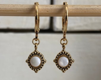 Very pretty mini hoop earrings plated in 24k gold with a natural mother-of-pearl pendant, vintage-style mini rings with natural mother-of-pearl