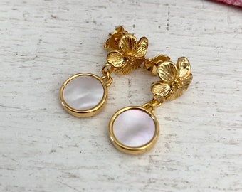 golden flower earrings, golden and mother-of-pearl earrings, flower and mother-of-pearl round chips, minimalist earrings