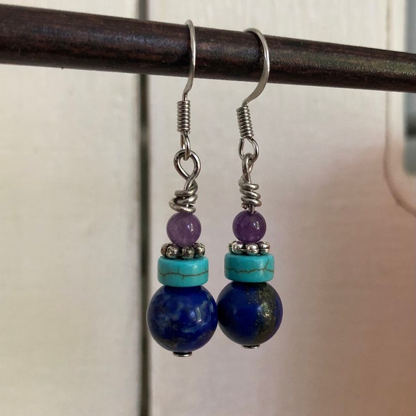 Petites boucles d’oreilles pierres naturelles, boucles d’oreilles argentées avec lapis lazuli, turquoise et améthyste, cadeau pour elle