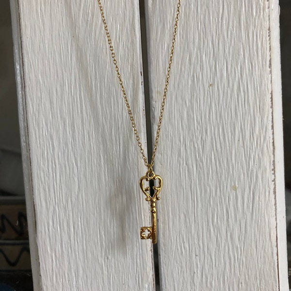 Collier fin avec pendentif clé, joli collier doré avec un superbe pendentif clé, cadeau femme, cadeau pour elle, joli petit cadeau