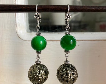 Boucles d'oreilles style vintage avec une perle en verre d’un très joli vert et une perle ancienne couleur bronze, bijou fait main