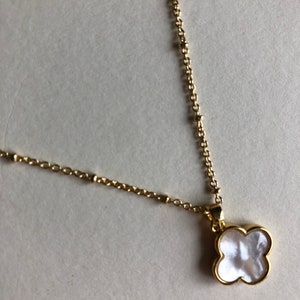 Collier porte-bonheur avec son trèfle à quatre feuilles, collier boules avec trèfle en nacre plaqué or, joli collier doré à lor fin image 3