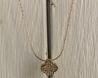 Collier composé d’une chaîne dorée à l’or fin 24k et d’un pendentif trèfle à quatre feuilles plaqué or 14k avec zircons,cadeau porte-bonheur