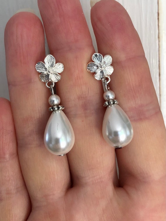 Silver and White Earrings, Flower Earrings With Large Mother-of-pearl Pearls,  Silver Flower Studs With Mother-of-pearl Pearls - Etsy