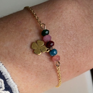 minimalist bracelet with faceted, colored beads and small golden clover, cute little lucky charm bracelet with four-leaf clover