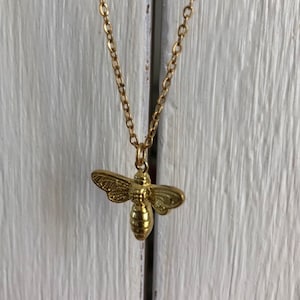 Necklace gilded with fine 24k gold with a bee pendant, bee necklace gilded with fine gold, women&#39;s gift, Valentine&#39;s Day gift, pretty gift