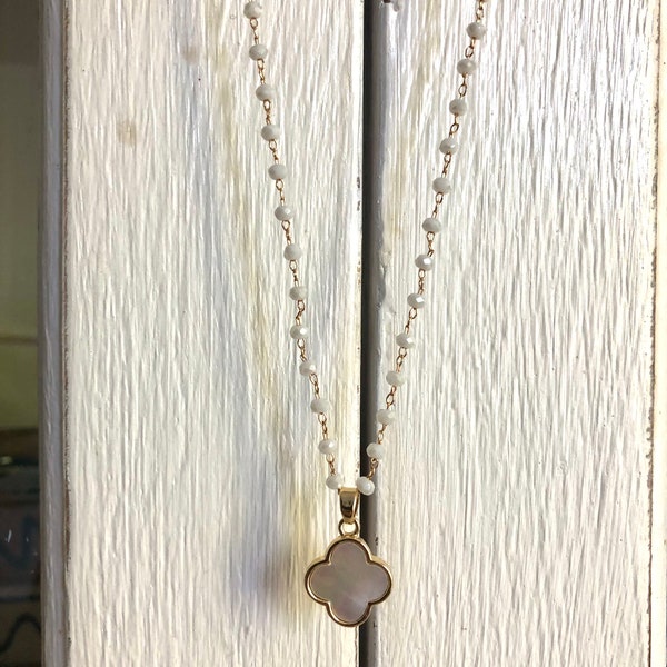 Chaîne dorée plaqué or 22k avec agates naturelles blanches et un trèfle à quatre feuilles plaqué or 18k en nacre, collier porte-bonheur