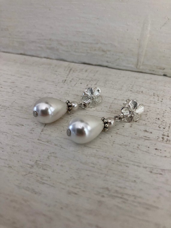 Silver and White Earrings, Flower Earrings With Large Mother-of-pearl Pearls,  Silver Flower Studs With Mother-of-pearl Pearls - Etsy