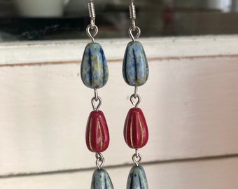 Zilveren oorbellen met 3 blauwe en rode druppelkralen, handgemaakte zilveren, rode en blauwe oorbellen, damescadeau