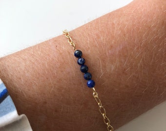 Bracelet doré maillons ovales striés avec perles en lapis lazuli, bracelet doré à l’or fin avec perles naturelles, cadeau pour elle