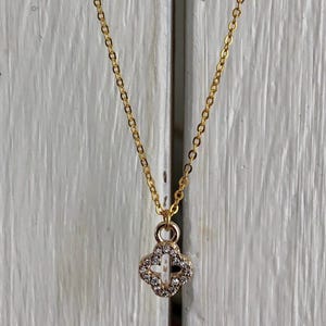 Lucky charm necklace composed of a 14k gold-plated 925 silver chain and a 14k gold-plated four-leaf clover pendant with zircons