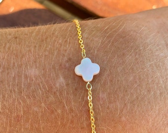 Bracelet très fin en laiton doré à l’or fin 24k avec un petit trèfle à quatre feuilles en nacre rose très pâle, bracelet porte-bonheur