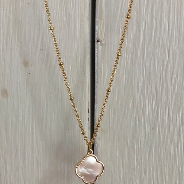 Collier réversible porte-bonheur avec son trèfle à quatre feuilles en nacre ou avec strass, collier boules réversible doré à l’or fin