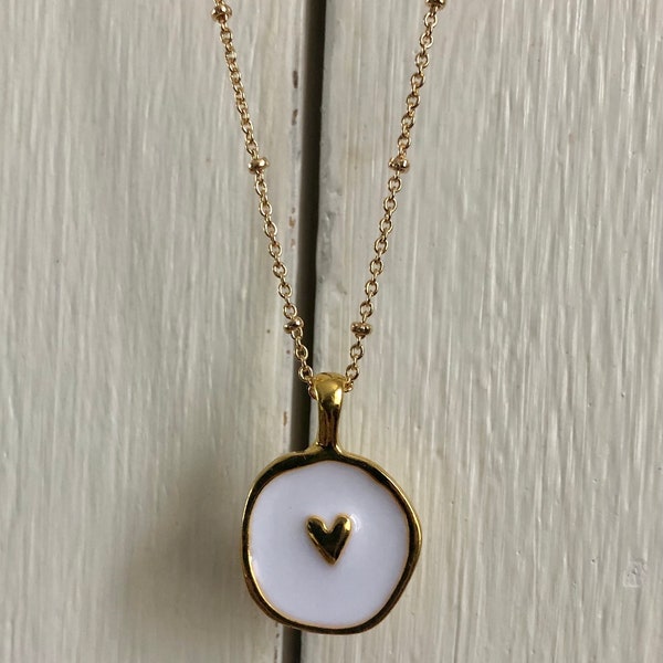 Collier chaîne boules en laiton dorée à l’or fin 24k avec un joli pendentif blanc et doré avec un petit cœur doré, cadeau femme