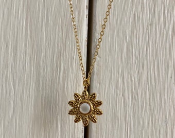 Chaîne en laiton dorée à l’or fin 24k avec un pendentif fleur, collier fleur, collier fait main, joli petit cadeau pour elle, cadeau maman