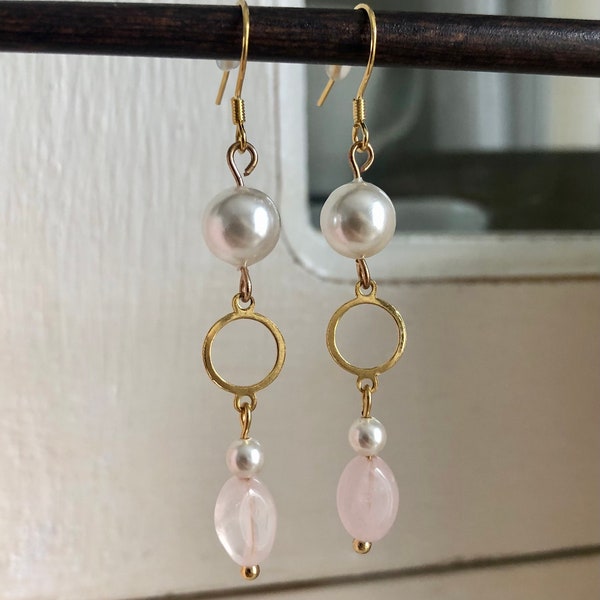 Longues boucles d’oreilles fines dorées, roses et blanches, jolies boucles d’oreilles avec perles ovales en quartz rose, bijou fait main