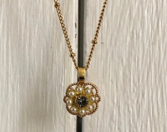 Très joli petit collier boules avec un joli pendentif style vintage doré à l’or fin 24k avec fleurs Swarovski, cadeau femme, joli cadeau
