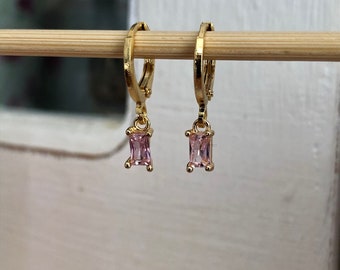 Mini créoles dorées à l’or fin avec pendentifs  rectangulaires roses, petites créoles dorées et roses, anneaux minimalistes dorés et roses