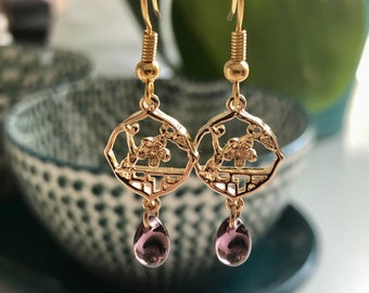 Très jolies boucles d’oreilles dorées à l’or fin avec une perle en verre prune, boucles d’oreilles dorées et violettes, cadeau pour elle