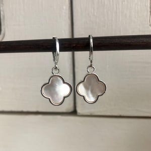 Magníficos anillos de latón bañado en plata con un trébol de cuatro hojas en nácar blanco, mini aros de la suerte, regalo para mujer