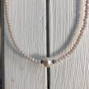 Handmade choker made of pale pink glass beads and a freshwater pearl, pretty pale pink and white choker, women&#39;s gift