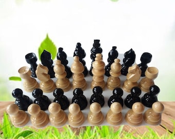 Hermosas piezas de ajedrez de madera de avellano