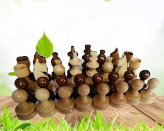 Hermosa hechas a mano piezas de ajedrez de madera