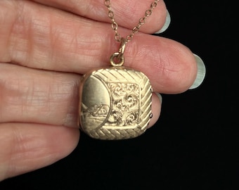Hermoso collar con medallón de movimiento estético bañado en oro con intrincados grabados en ambos lados.