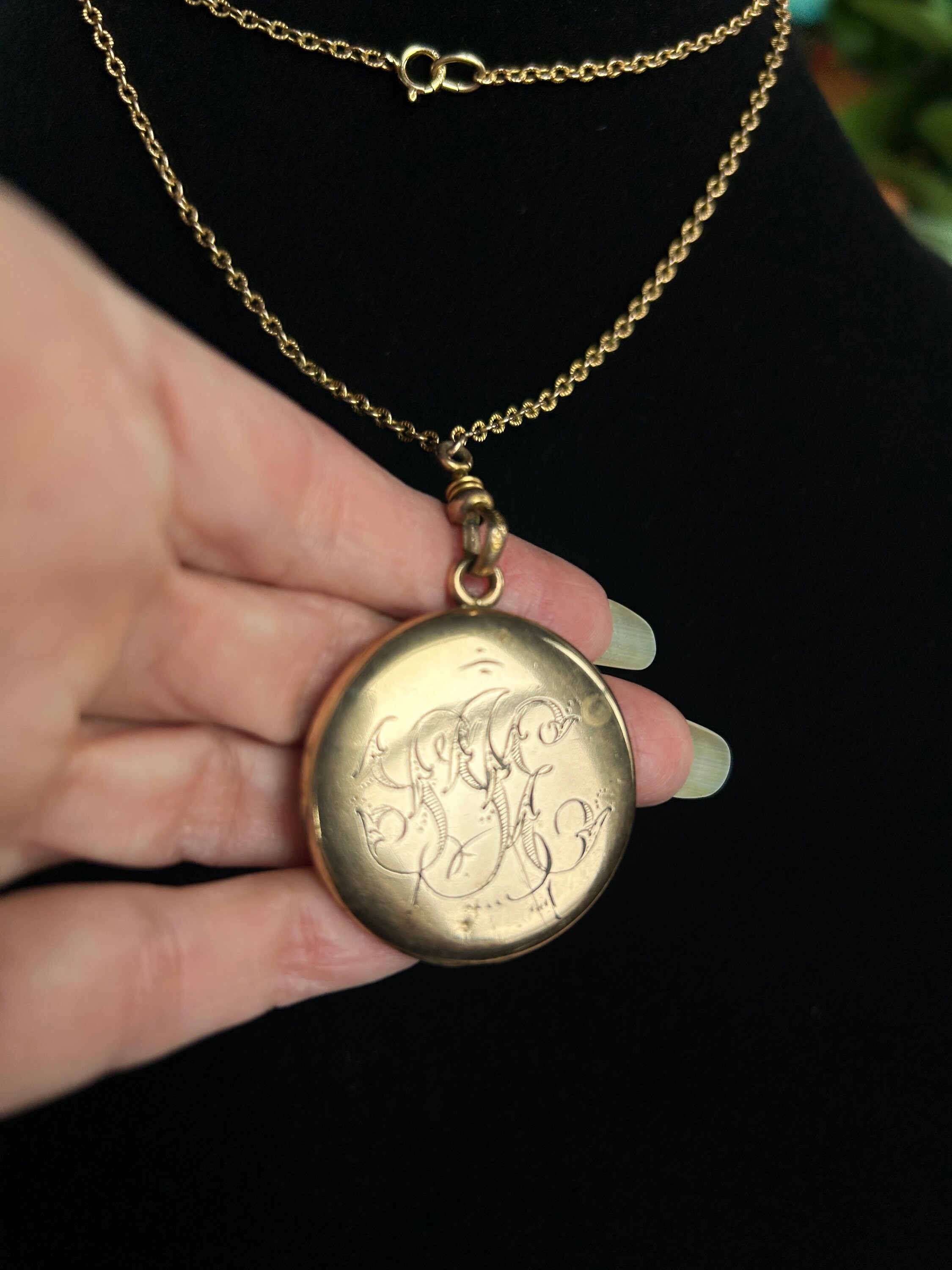 アンティーク　ヴィクトリア朝　フォブ　ロケット　ペンダント　ネックレス アンティーク ロケット: 素敵なビクトリア朝の「SJE?」の刻印入り